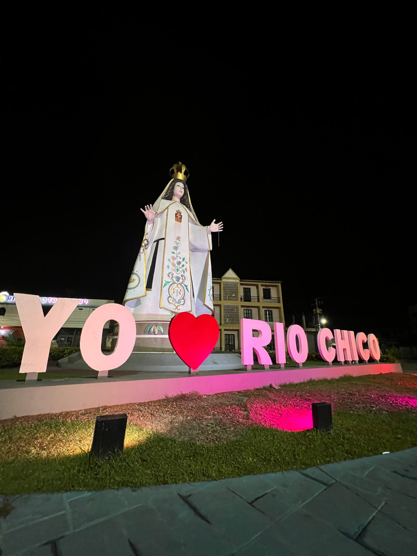 Monumento Yo amo Río Chico